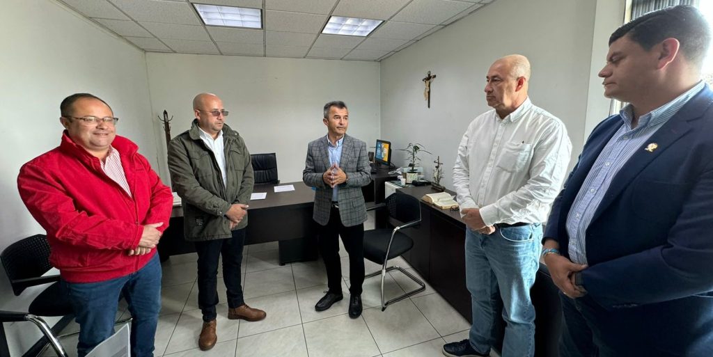 Con una inversión de $650 millones se beneficiarán más de 260 unidades productivas ganaderas. El acuerdo incluye la entrega de semillas, enmiendas y fertilizantes para incrementar la capacidad de carga animal, mejorar la producción y calidad de la leche, reducir costos y aumentar el valor nutricional de las praderas. “Para fortalecer el sector ganadero y unir esfuerzos en un proyecto de mejoramiento de praderas, hemos firmado este memorando con los municipios de Fúquene, Lenguazaque, Carmen de Carupa, Ubaté, Villapinzón, El Rosal, Zipaquirá y Guasca”, afirmó el secretario de Agricultura y Desarrollo Rural, Marcos Barreto. Renovar praderas es una alternativa sostenible que incide directamente en la recuperación del suelo, generando un aumento en la productividad que contribuye positivamente a las actividades de la ganadería en el Departamento. Los municipios que hacen parte del acuerdo son altamente competitivos en la producción de leche. La administración departamental hará seguimiento a los compromisos y la ejecución de este proyecto que impacta positivamente la productividad ganadera de estos territorios beneficiados.