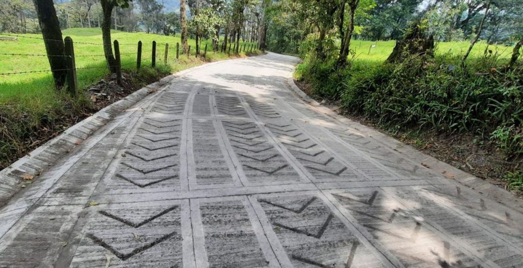 construirá 1’200.000 metros cuadrados de placas huella en zonas rurales
