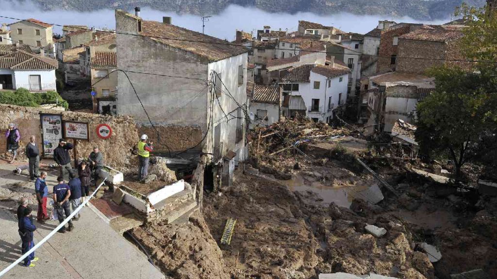 Confirma 2 desaparecidos por inundaciones en Valencia