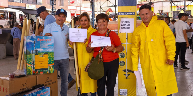 jornaleros apoyados con herramientas